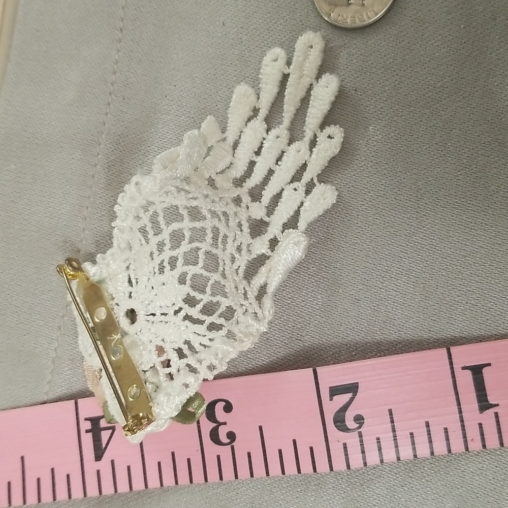 WHITE LACE & Silk ROSES pin - Picture 4 of 4